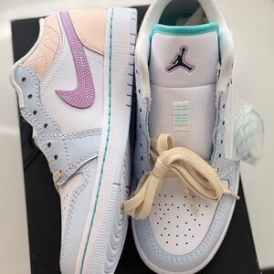 New! Nike Women's Air Jordan low SE